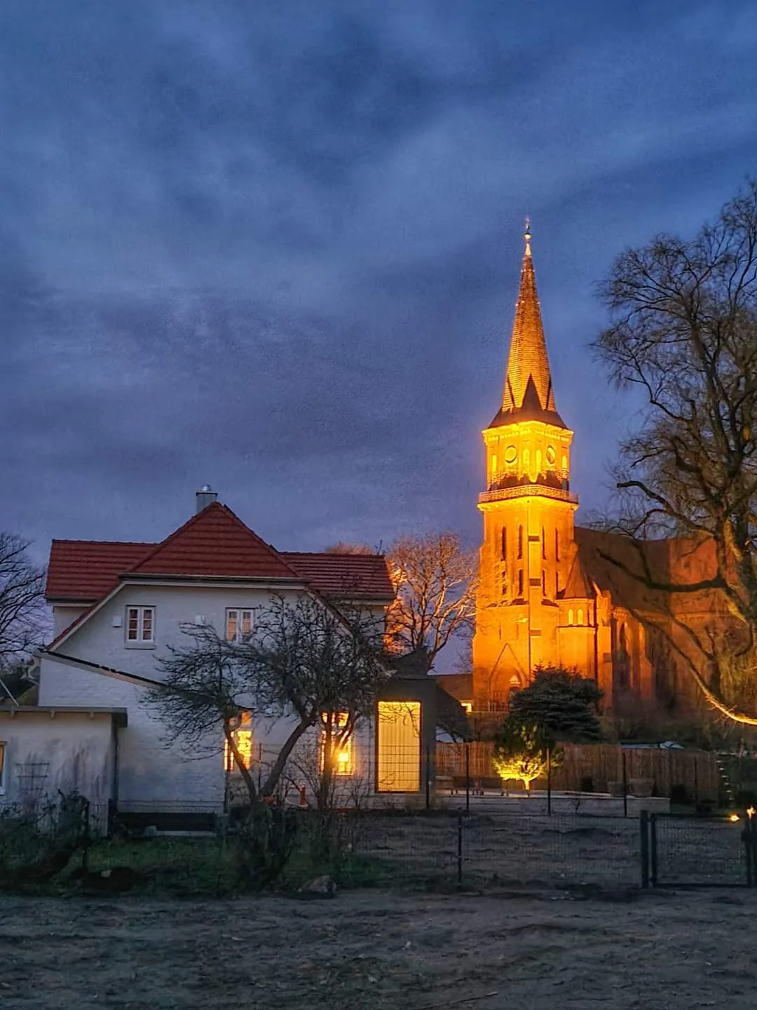 Die Wustrower Kirche am Abend