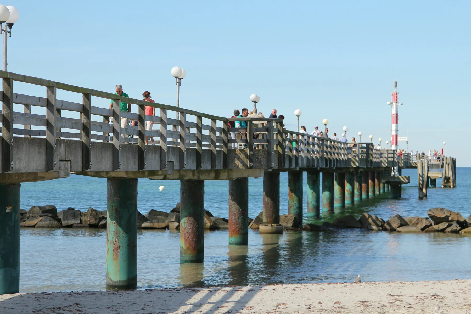 Wustrower Seebrücke vom Strand aus