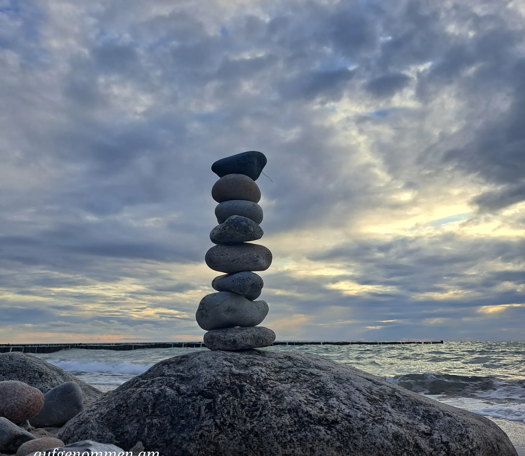 Aufgeschichtete Steine am Meer
