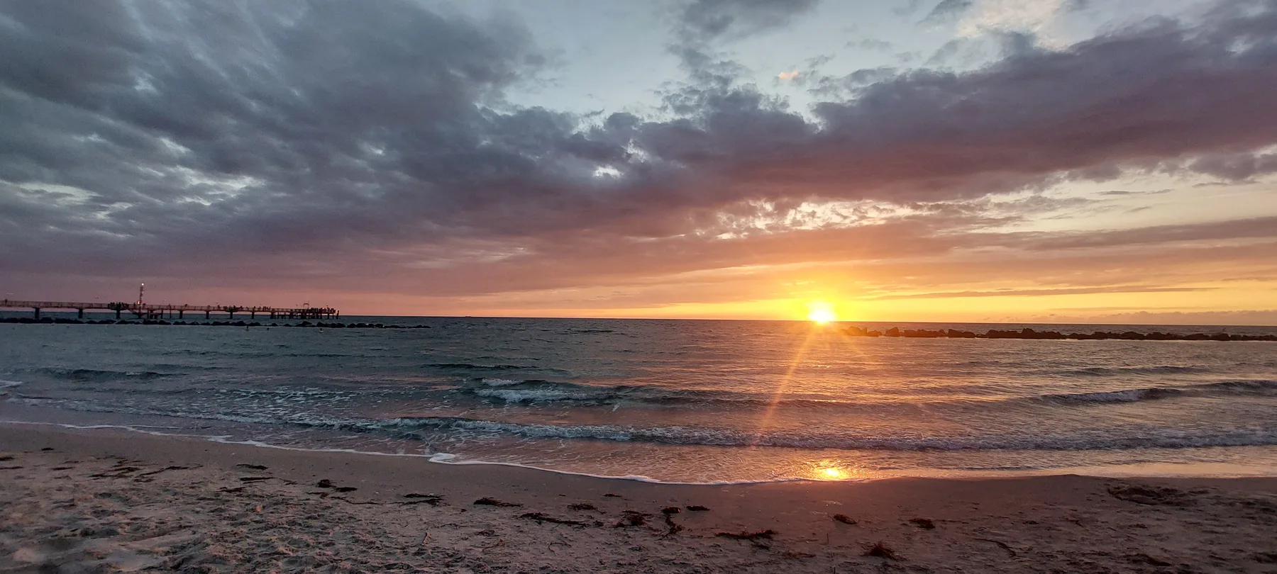 Abendlicht zwischen Wolken und Meer