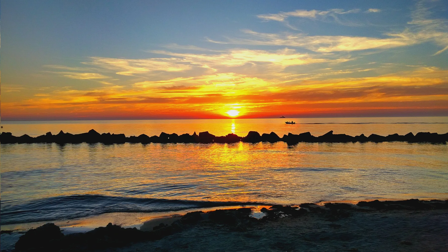 Goldener Sonnenuntergang am Meer