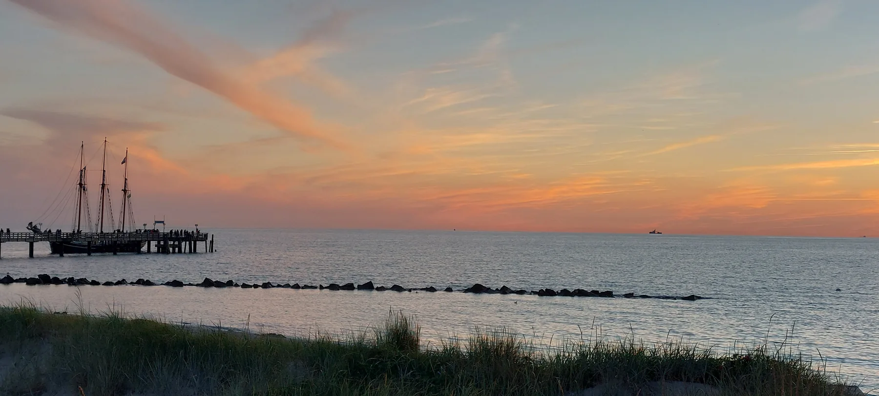 Segelschiff vor einem stillen Sonnenuntergang