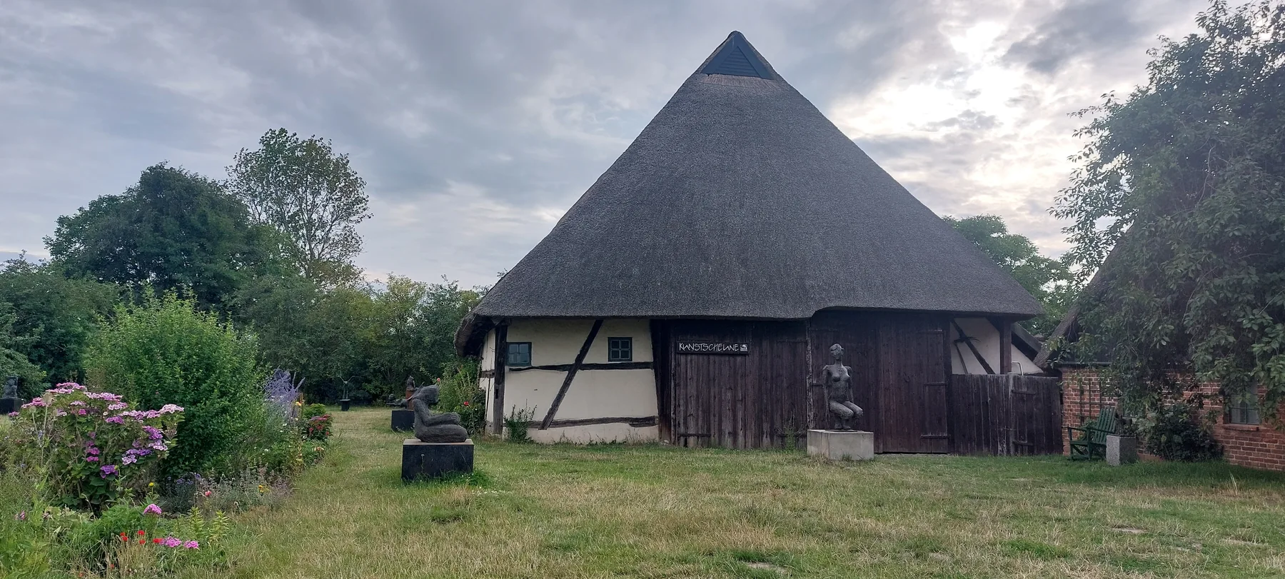 Traditionelles rohrgedecktes Haus auf dem Fischland