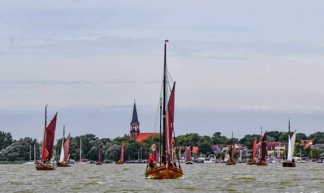 Zeesboote vor der Wustrower Kirche