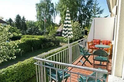 Südwestbalkon mit Sitzmöbeln und Blick ins Grüne