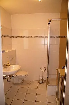 Duschbad mit WC und Waschbecken