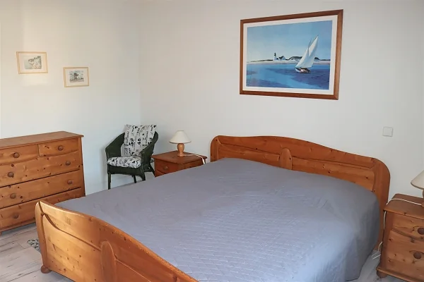 Schlafzimmer im unteren Bereich mit Doppelbett